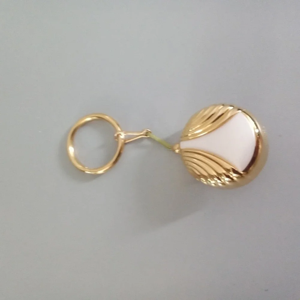 Vintage Avon Pearlesque Key Clip Gold Tone Scalloped Shell White Fob Keychain